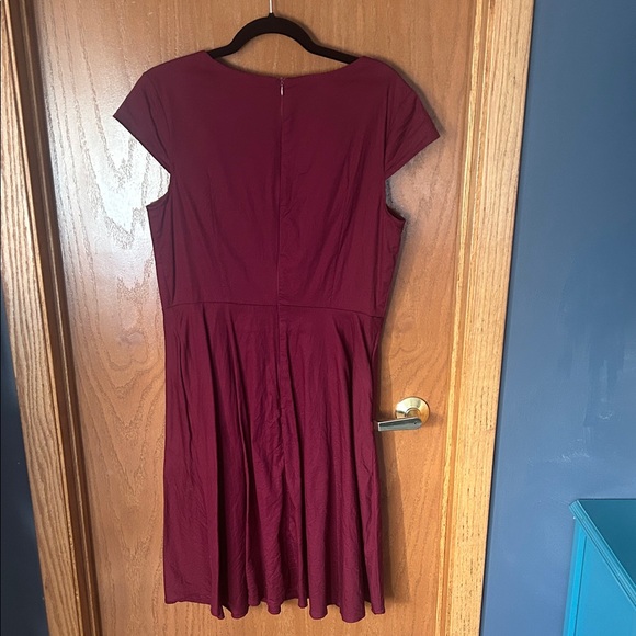 Elegant Burgundy Dress - Picture 4 of 4